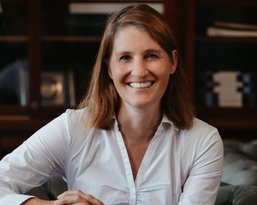 Portrait photo of Professor Karin Kreutzer