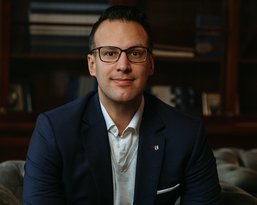Portrait photo of Professor Tobias Gutmann